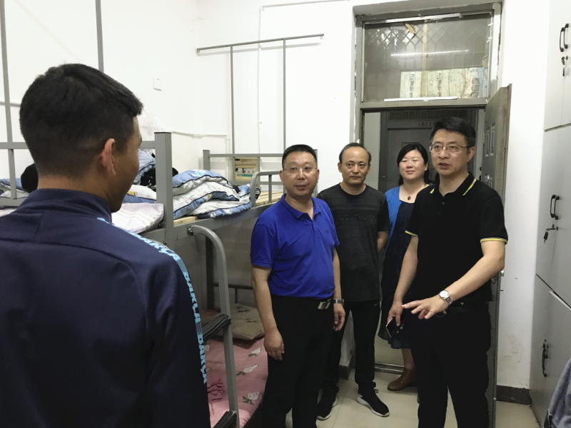 1学生谈话.jpg